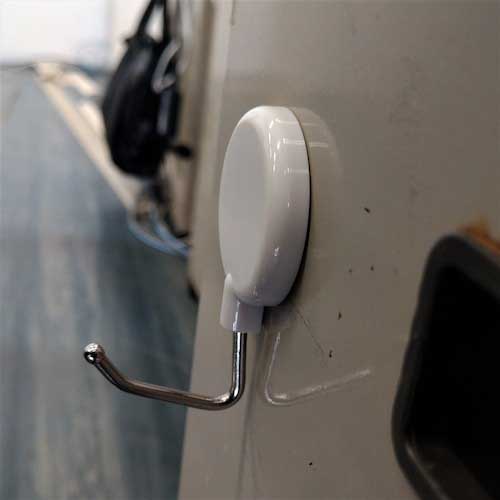 【廃番】オート 強力マグネット丸フック(2個入) 白 固定タイプ 64×38mm 耐荷重2.5kg OH-36M