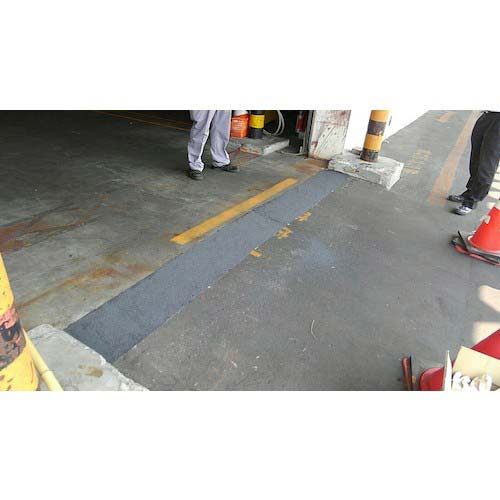 東亜道路工業 超耐久性急速路面硬化剤パッチグー PT381